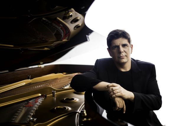 El pianista Javier Perianes mostrará en Murcia y Cartagena su doble faceta de solista y director al frente de la Orquesta Sinfónica de la Región