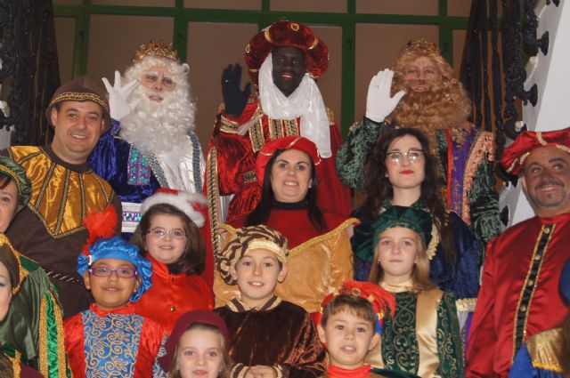 Miles de personas salen a la calle a recibir a los Reyes Magos de Oriente