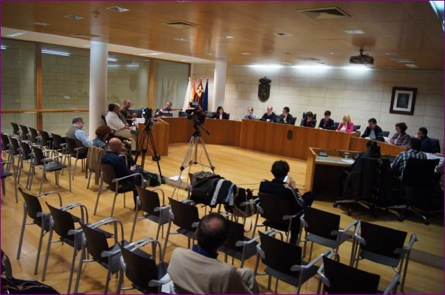 El Pleno debatirá una veintena de propuestas entre las que destaca la solicitud de una ITV en el polígono El Saladar