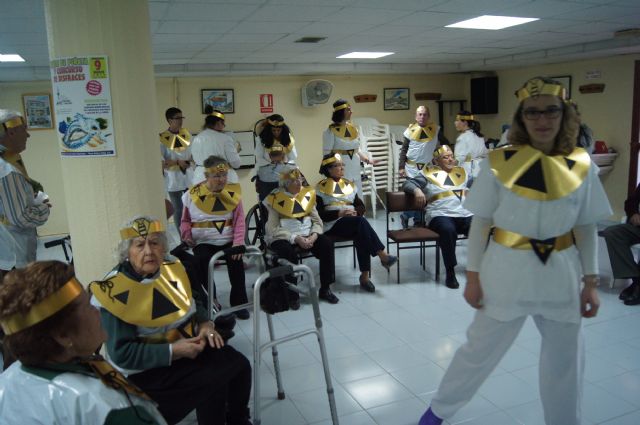 Usuarios del SED y del SEDA del Centro Municipal de Personas Mayores de Totana participan en el carnaval