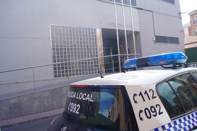 La Policía Local identifica y pone a disposición de la Guardia Civil a dos personas que robaban en el interior de vehículos en Totana