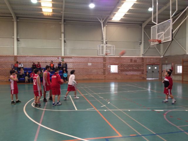 El equipo infantil del CB Totana terminó la liga regular con derrota pero con una gran mejora en el juego