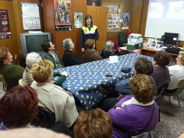 La Policía Local imparte una charla informativa a la Asociación de Amas de Casa 'Las Tres Avemarías' sobre educación vial
