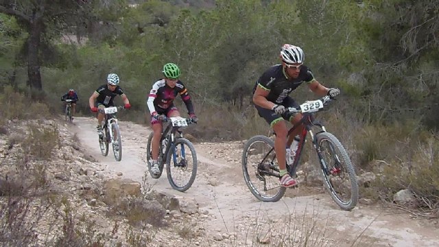 Oscar Mendoza en un tramo de sendero