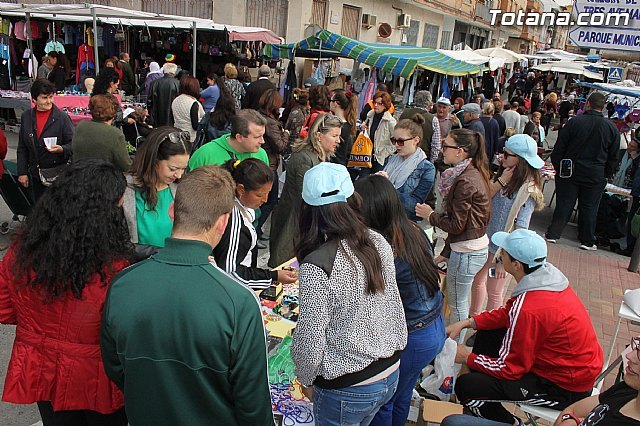 Los alumnos de 4° de la ESO del IES Prado Mayor trasladan el proyecto educativo 'Mi empresa joven europea' al mercadillo semanal
