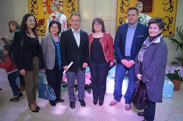 La empresa totanera “Alfar Tudela” expone tinajas típicas de cerámica en la sede de la Delegación del Gobierno