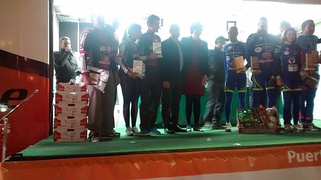 Equipo de la Asociación recogiendo el 2º Puesto en Mixto