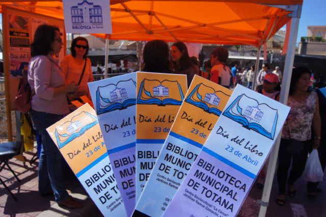 Totana celebra el Día Internacional del Libro sacando la Biblioteca Pública a la calle para el intercambio de ejemplares