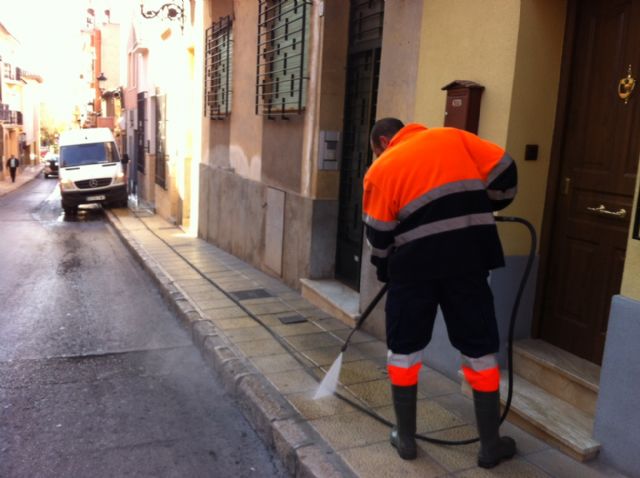 Realizan un plan de choque de limpieza de calles y terrazas de hostelería por las zonas donde discurrieron las procesiones tras la Semana Santa