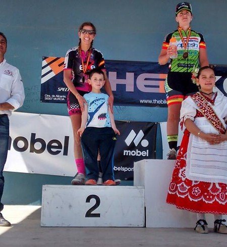 Lidia Fernández en el 2º puesto del podium
