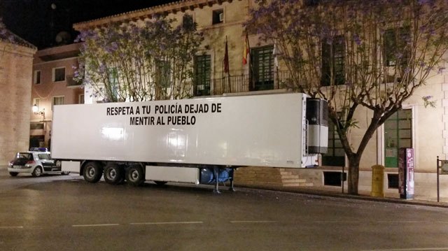 Aparcan el remolque de un tráiler en la puerta del ayuntamiento de Totana como medida de protesta