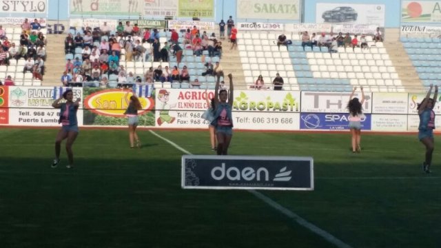 La Escuela de Danza Move - Chari Ruiz bailó en el descanso del partido por el ascenso a la división de Plata del La Hoya-Lorca C.F