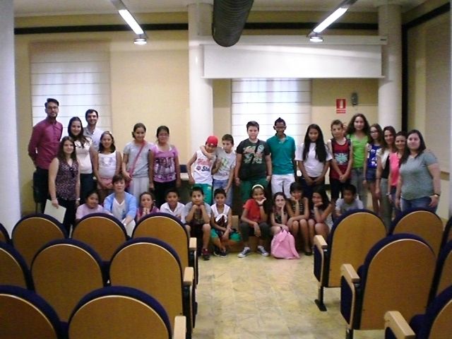 Ocho voluntarios universitarios y los alumnos participantes en el programa de refuerzo educativo de centros de enseñanza de Totana reciben sus certificados