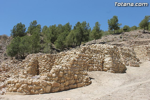 Las visitas gratuitas y guiadas al yacimiento argárico de La Bastida se convierten en un ingrediente especial en la programación de las fiestas de Santiago