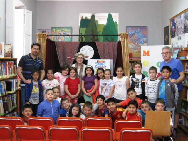 El programa de animación a la lectura finalizó el curso escolar 2013/14 con el cuentacuentos 'La brujita frambuesita'