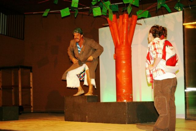 Comienzan las actividades culturales del programa de fiestas con la representación de 'Fly. el hombre pájaro'