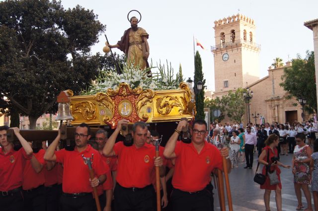 Cientos de personas acompañan al patrón de Totana, Santiago Apóstol, por la calles en procesión