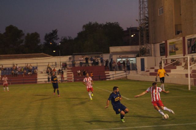 El estadio municipal 'Juan Cayuela' acoge el partido amistoso y benéfico entre el UCAM y la UD Almería (1-2)