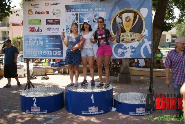 Lidia en el podium de la General
