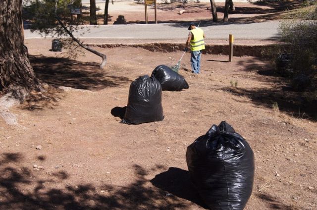 Continúa con la campaña de limpieza intensiva en las zonas recreativas del paraje de La Santa