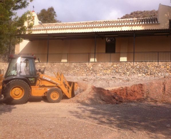 Se acometen obras de contención de un muro en el centro social y de mejora de los accesos en la ermita de La Huerta