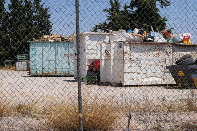 Los escombros de obras menores, electrodomésticos y otros enseres son los residuos domésticos y comerciales más depositados en el ecoparque municipal