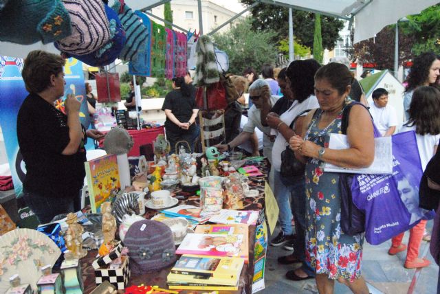 Éxito de participación en la cuarta edición la 'Plaza Solidaria' en la que se dieron cita un total de dieciséis asociaciones