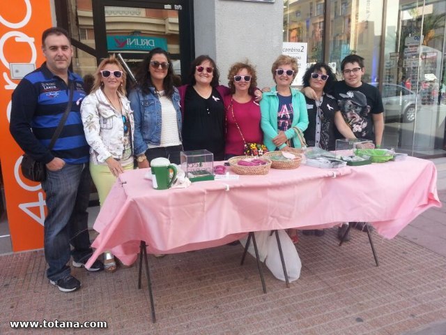 Lazos rosas para conmemorar el Día Mundial Contra el Cáncer de Mama 2014