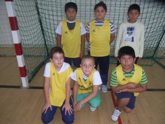 Un total de 911 escolares participan en la fase local de baloncesto, balonmano, fútbol sala y voleibol del programa de Deporte Escolar