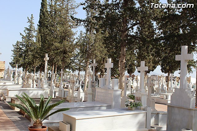 El Ayuntamiento pone a punto el Cementerio Municipal 'Nuestra Señora del Carmen' para la celebración del Día de Todos los Santos 2014