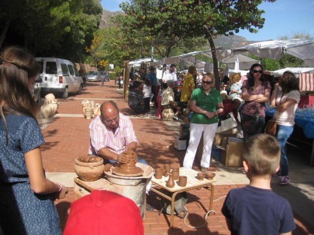 El mercadillo artesano de La Santa congrega a numeroso público el pasado domingo, gracias a la buena climatología