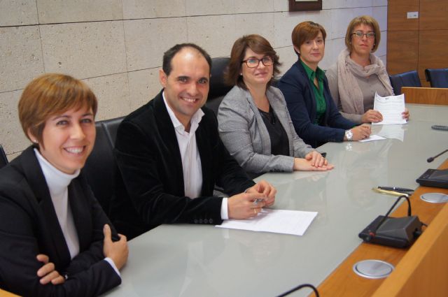 El Ayuntamiento y la Asociación de Vecinos del barrio Tirol-Camilleri suscriben un convenio de colaboración