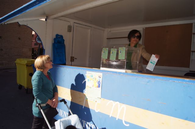 Los ciudadanos que lleven residuos de papel, cartón y envases ligeros al Punto de Información de la campaña 'Si separas bien, Reciclamos mejor' podrán ganar un viaje