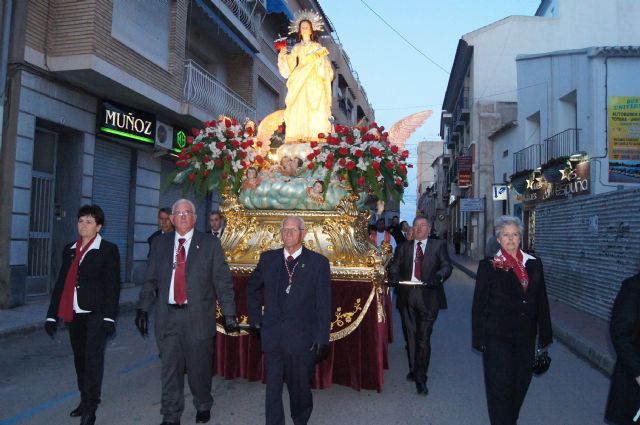 La imagen de Santa Eulalia es acompañada por cientos de vecinos en la procesión de traslado de la ermita de San Roque a la iglesia de Santiago