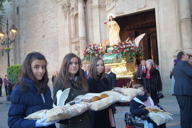 Numerosas personas acompañan a la imagen de Santa Eulalia, patrona de Totana, en la solemne procesión