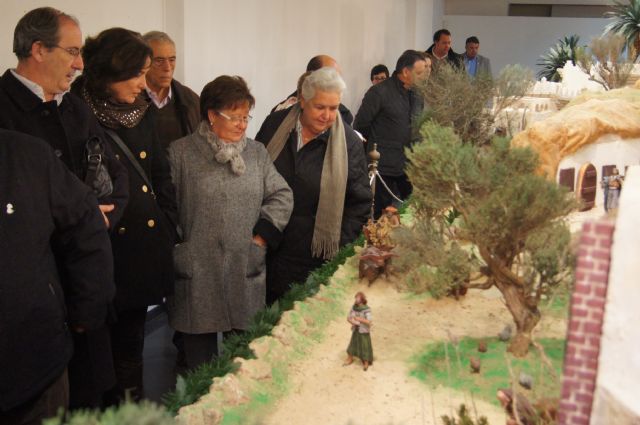 Más de cuatrocientas figuras y doce misterios componen el Belén Municipal