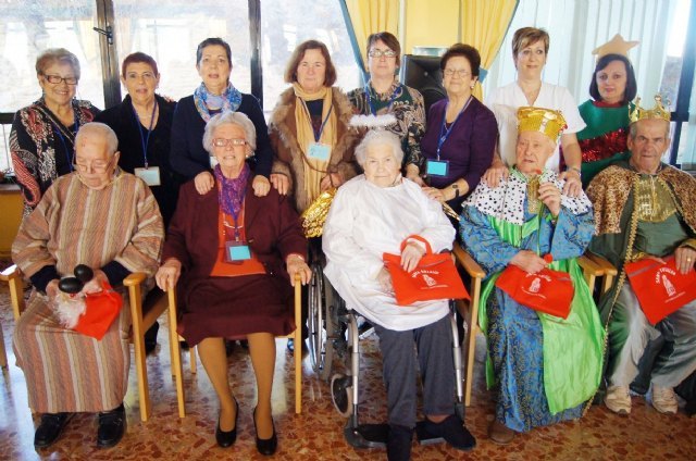 Autoridades municipales felicitan la Navidad a los usuarios de la Residencia 'La Purísima' de Totana