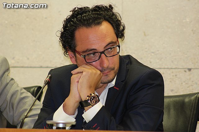 'Amorós en vez de investigar y esclarecer, apuesta por legalizar una posible alegalidad'