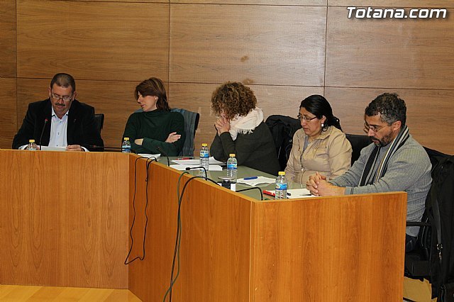 Los servicios jurídicos del PSOE están preparando una denuncia ante la Fiscalía para que investigue y determine si existe algún tipo de responsabilidad penal en el tema de los vehículos municipales sin seguro