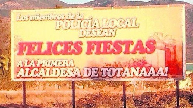 Los miembros de la Policía Local reciben una 'curiosa felicitación navideña' de la alcaldesa
