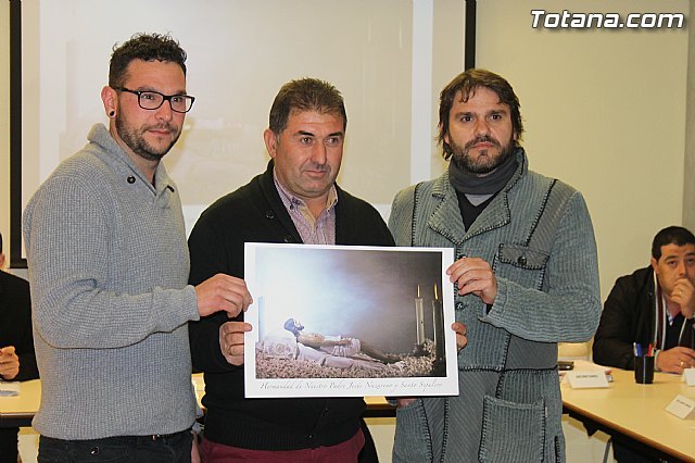 El presidente de la Hermandad de Nuestro Padre Jesús (en el centro) junto a representantes de 