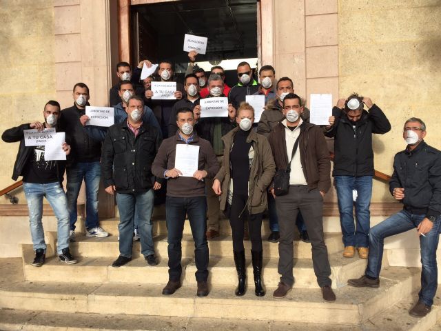 La Policía Local de Totana visita el pleno con mascarillas-mordaza