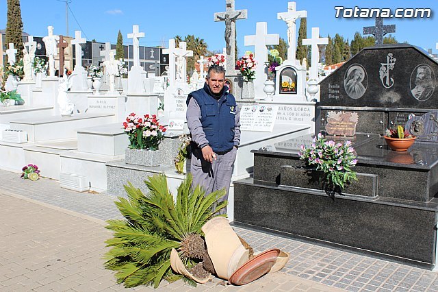 El enterrador de Totana hace un llamamiento a los propietarios de las fosas para que revisen las mismas tras el episodio de vientos