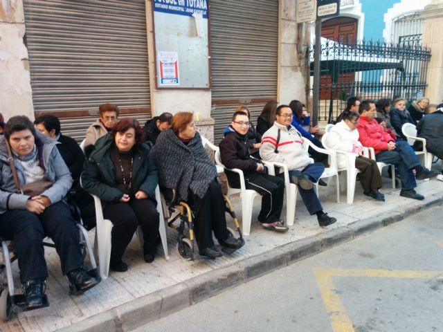 Usuarios de PADISITO junto a algunos familiares y voluntarios visitaron el desfile de carnaval de Totana