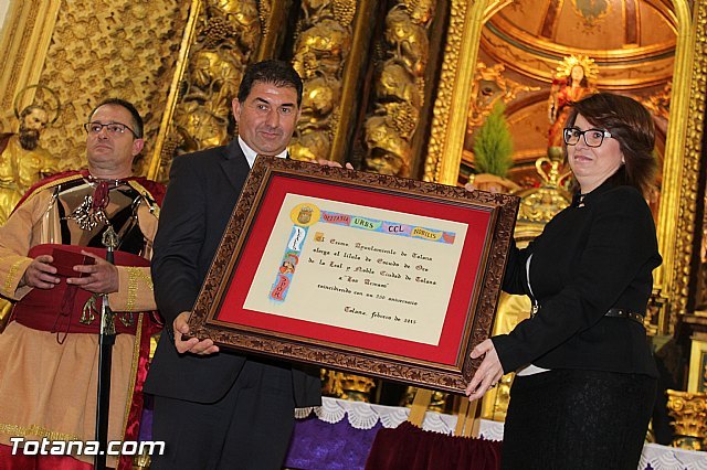 El Ayuntamiento entrega el Escudo de Oro de la Ciudad de Totana a la compañía de 'Los Armaos' con motivo de su 250 aniversario