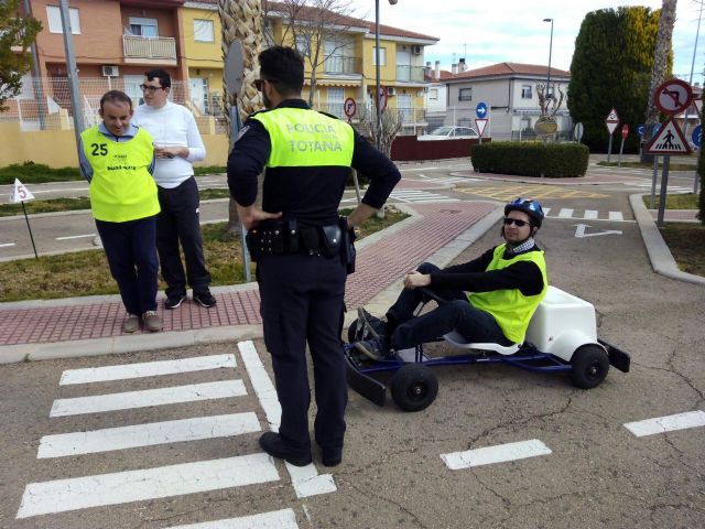 Los alumnos del Centro de Día para Personas con Discapacidad Intelectual 'José Moyá Trilla' participan en unas sesiones de Educación Vial