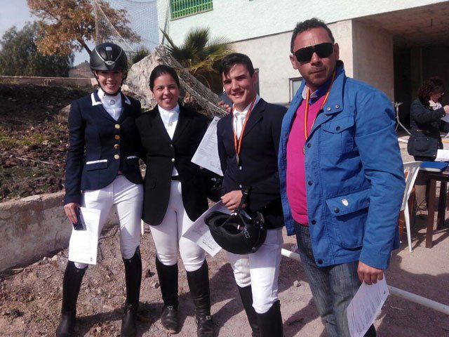 Éxito de dos totaneras en el Concurso territorial de doma clásica 2015, que tuvo lugar en Lorca