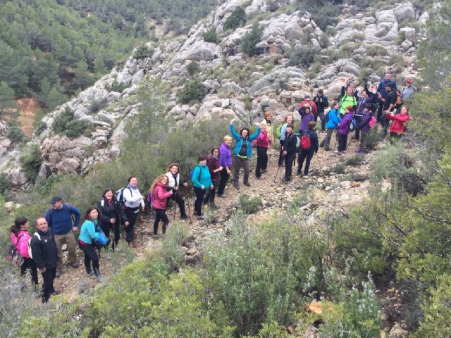 Medio centenar de personas participaron en la ruta de senderismo que fue combinada con la ruta de tapas en Cehegín