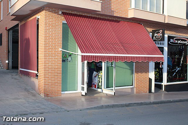 Abre sus puertas 'Animalicos Totana', una tienda especializada en alimentación de mascotas y animales de granja