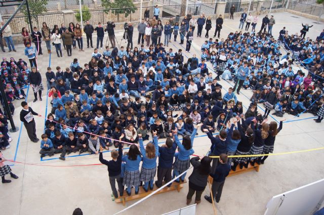 Los niños del colegio La Milagrosa protagonizan el manifiesto del Día Mundial de las Lipodistrofias
